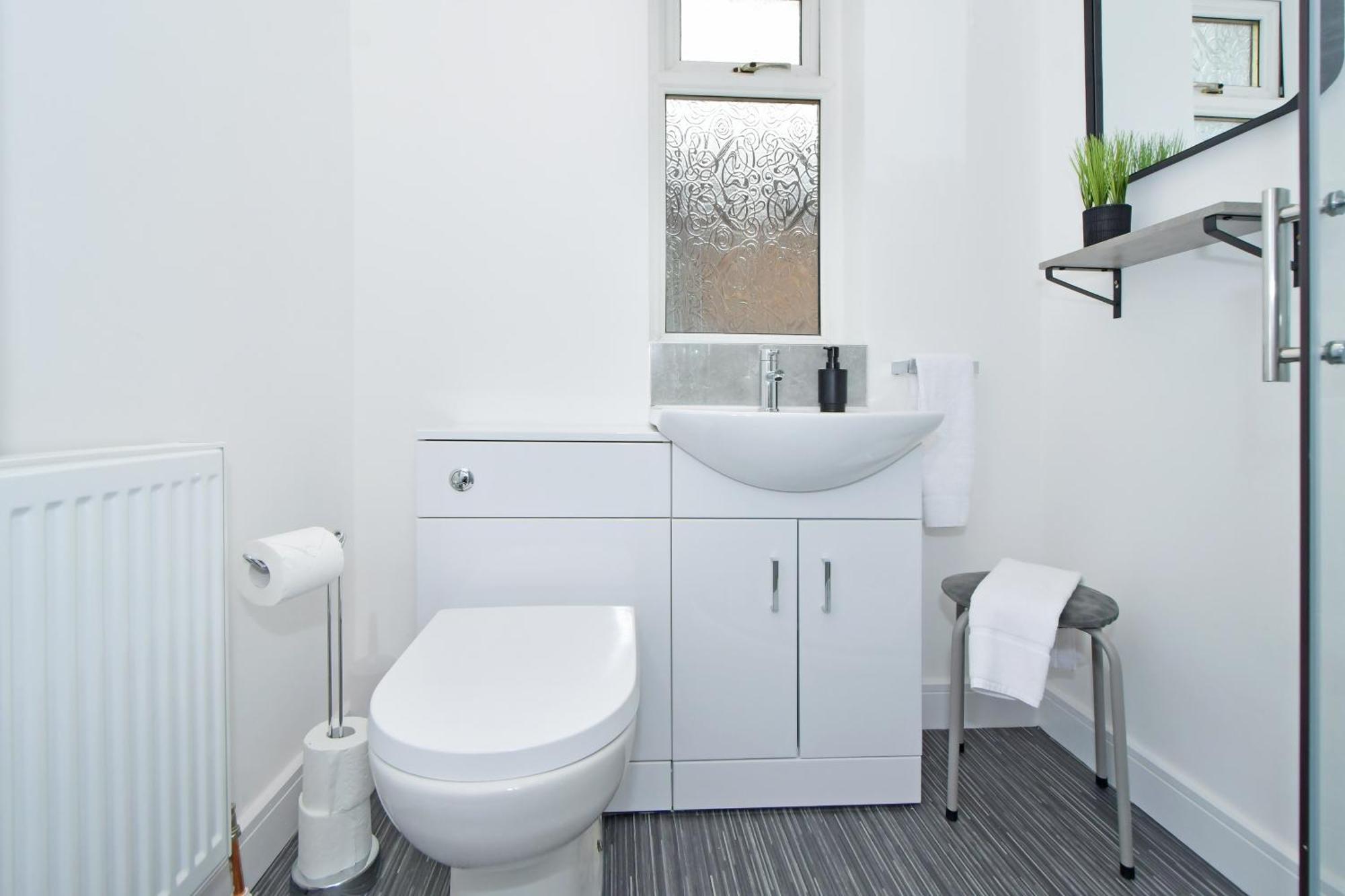 Sapphire Apartments By Yourstays - Luxury 2 Bedroom Apartments In Crewe Exterior photo