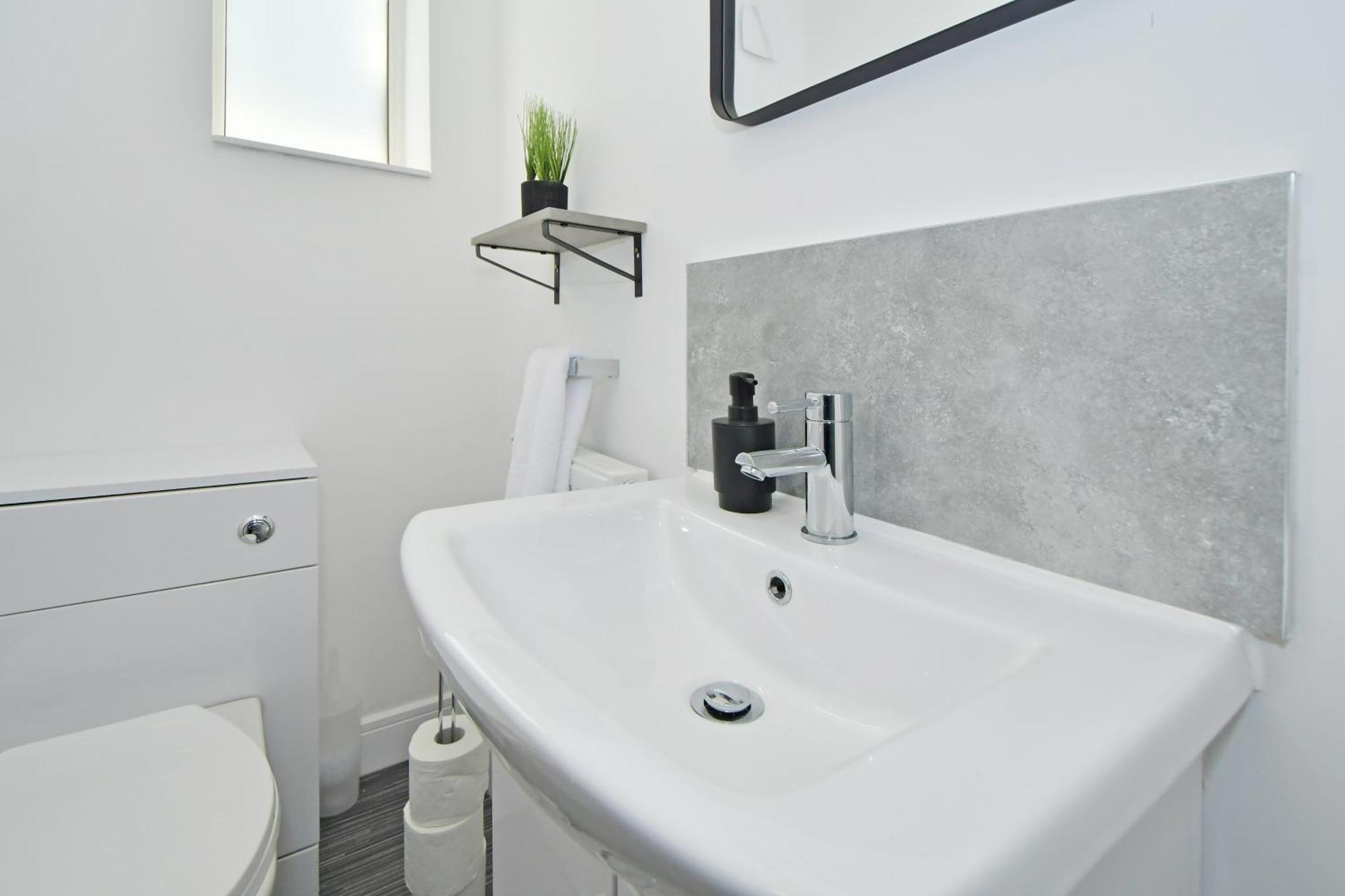 Sapphire Apartments By Yourstays - Luxury 2 Bedroom Apartments In Crewe Exterior photo